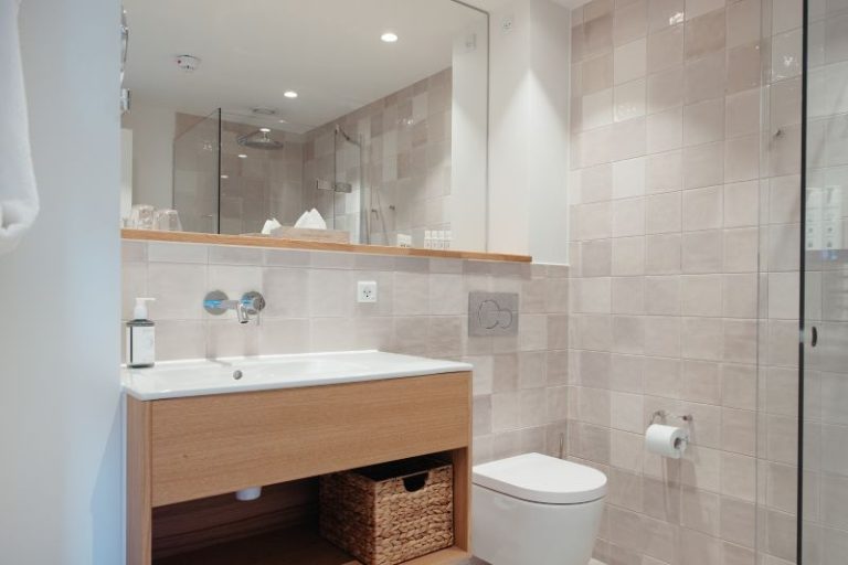 Bathroom-Review-_Referenz_Color_Hotel_-©-Color-Hotel-Skagen