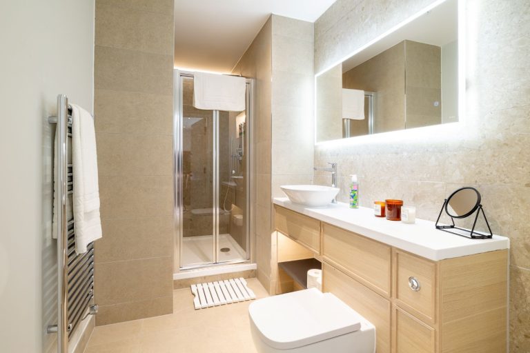 RAK Ceramics delivers high-spec bathroom solutions for landmark Birmingham development Bathroom-Review-Kula-Birmingham-Queensgate